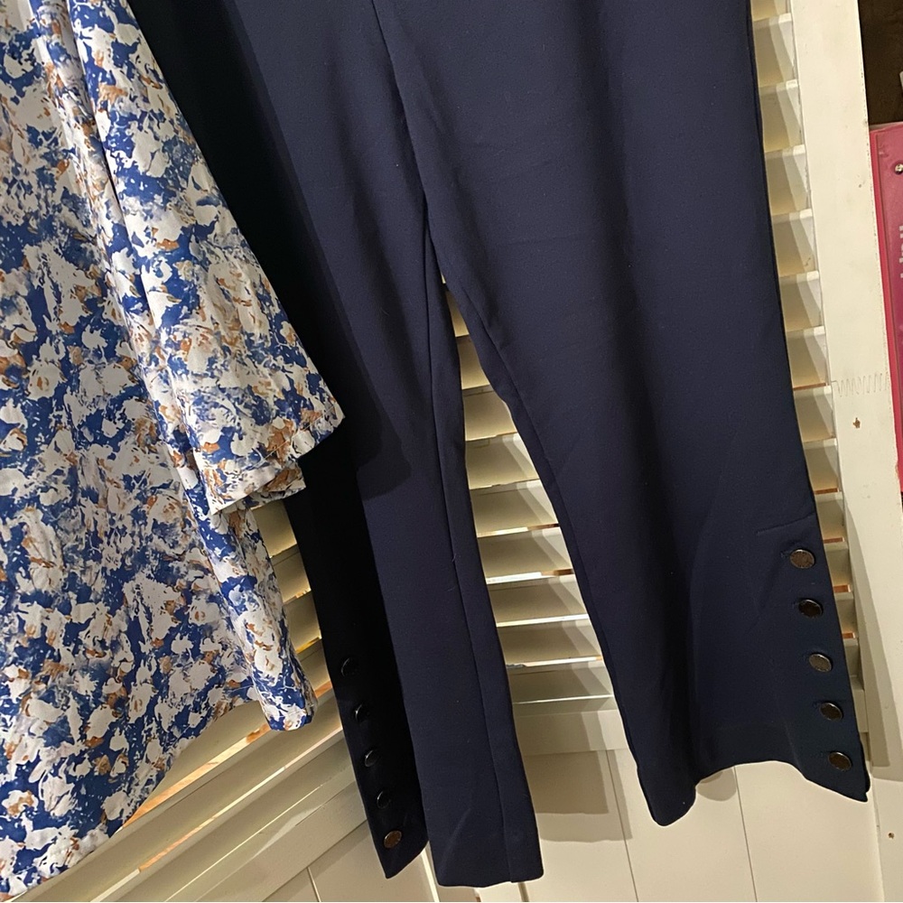 Set: Floral V-Neck Blouse (size 1x) & APNY cropped pants (size 16) - Picture 3 of 4
